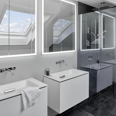 Badrum med två tvättställ och speglar