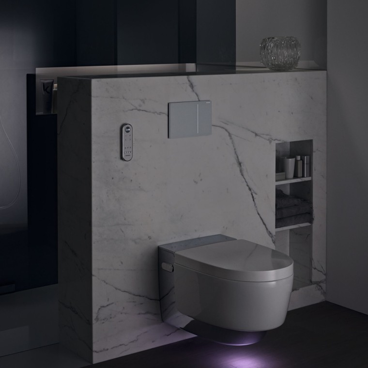 Geberit AquaClean Mera Comfort krom med orienteringsljus (© Geberit)
