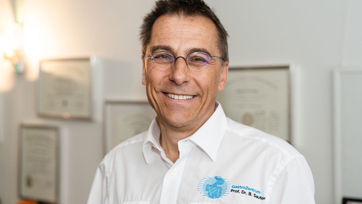 Porträtt av Prof. Dr. Bernhard Sauter, Specialist i Internmedicin och Gastroenterologi (© Julia Dunlop)