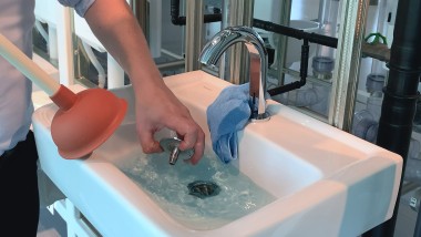 Vattenlåset i tvättstället tas bort Vattenlåset i tvättstället tas bort