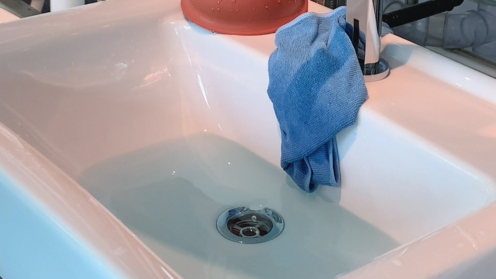 Vattnet rinner ner i avloppet Vattnet rinner ner i avloppet