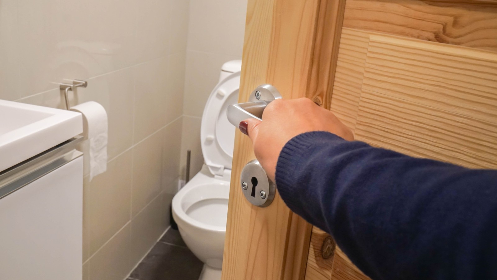 Badrumsdörr som öppnas inåt Badrumsdörr som öppnas inåt