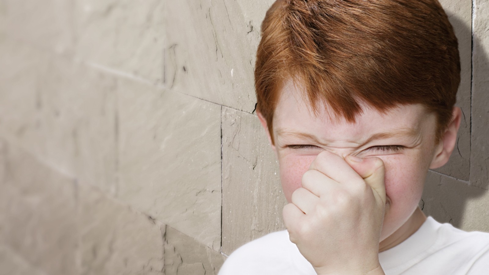 Pojke som håller för näsan Pojke som håller för näsan