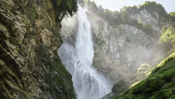 Vattenfall i ett grönt landskap (© Geberit)