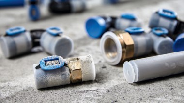 Geberit FlowFit kopplingar och rördelar skyddas mot smuts och föroreningar med skyddskåpor