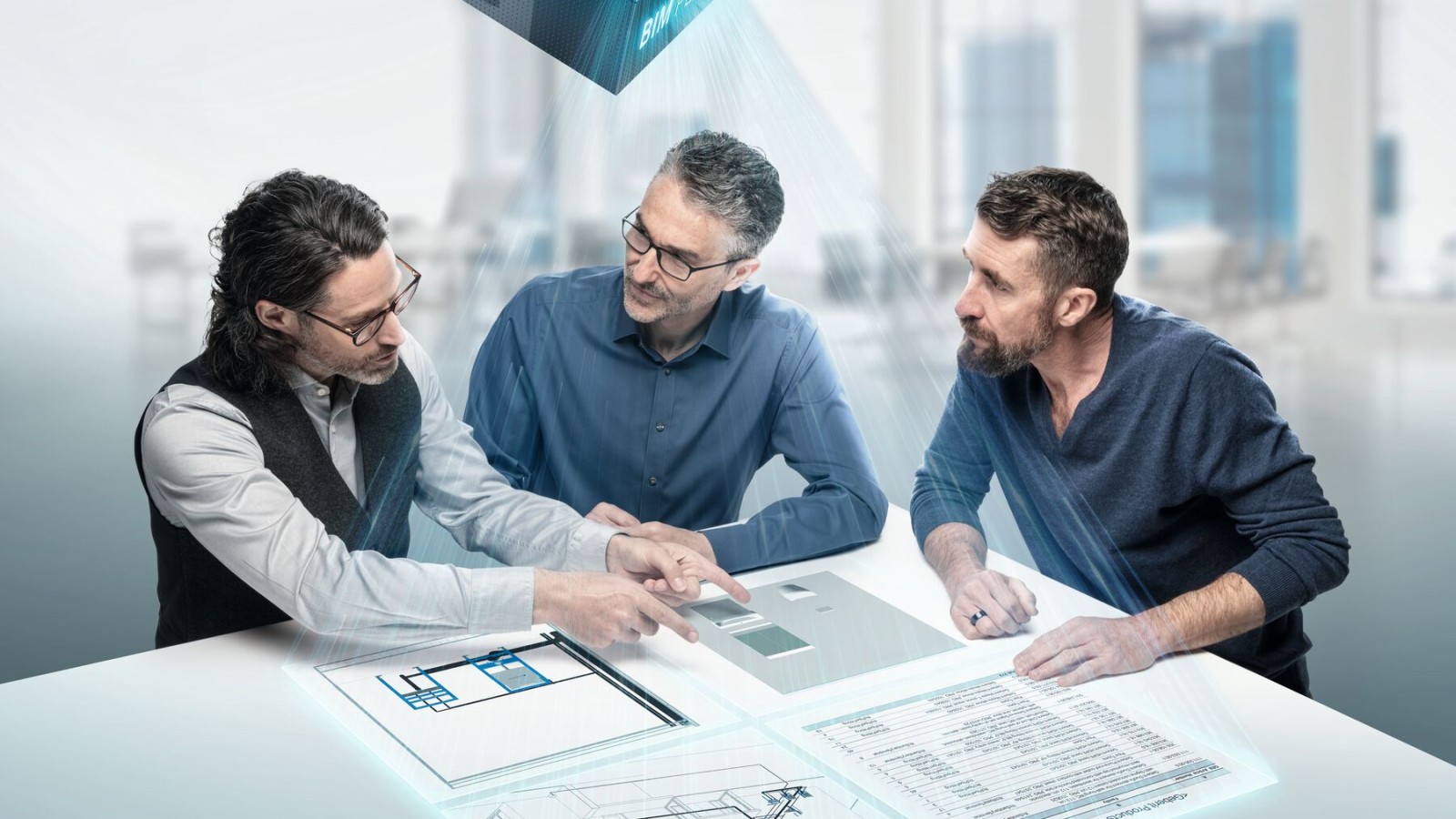 Planerare i djup diskussion runt en tabell med BIM-symbol Planerare i djup diskussion runt en tabell med BIM-symbol