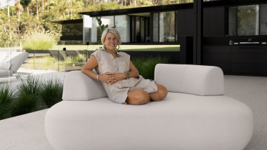 Arkitekt Sarah Waller i hennes eget australiska drömhus (© Alyne Media)