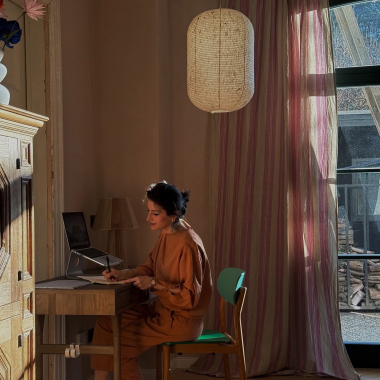 Büşra Qadir kallar sin inredningsstil för ”fusion living”, där hon kombinerar kulturer, stilar och färger. (© Büşra Qadir) Büşra Qadir kallar sin inredningsstil för ”fusion living”, där hon kombinerar kulturer, stilar och färger. (© Büşra Qadir)