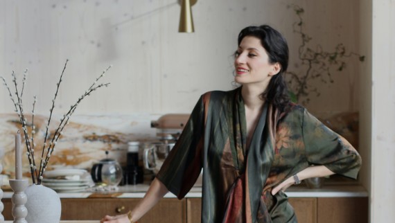 Intredningsexpert och designer Büşra Qadir (© Büşra Qadir)