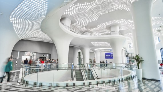 Futuristik och badar i ljus: sjukhuset Doruk Nilüfer i Bursa satsar på rymd och organiska former (© Doruk Hospital)