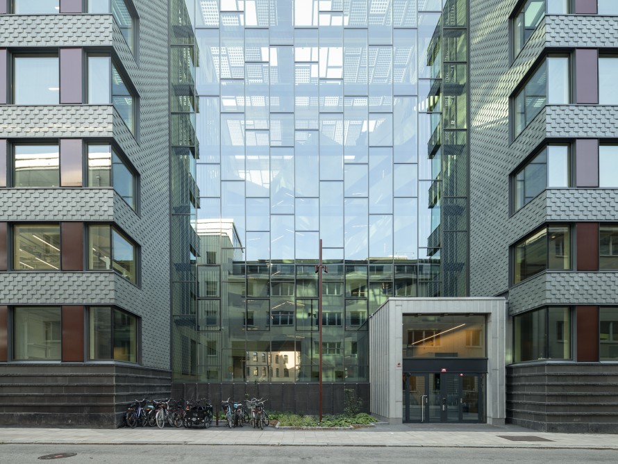 Tre tidigare separata byggnadsdelar förenades genom en gemensam innergård för att bilda en ny helhet (© baraBild) Tre tidigare separata byggnadsdelar förenades genom en gemensam innergård för att bilda en ny helhet (© baraBild)