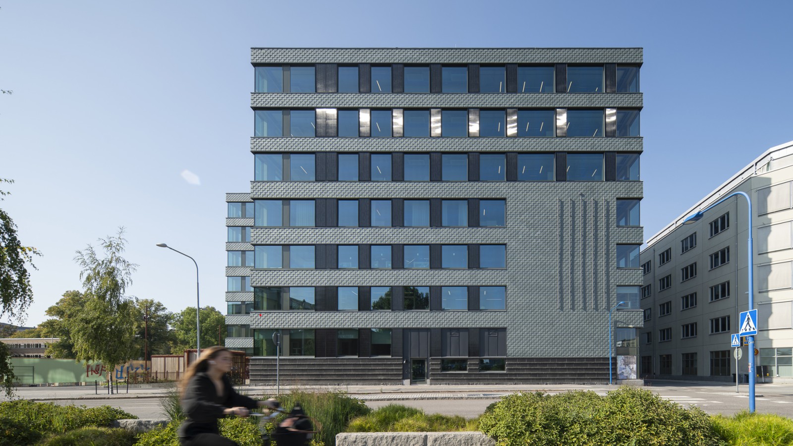 Fasaden av skiffer och integrerade solpaneler säkerställer energieffektivitet (© baraBild) Fasaden av skiffer och integrerade solpaneler säkerställer energieffektivitet (© baraBild)