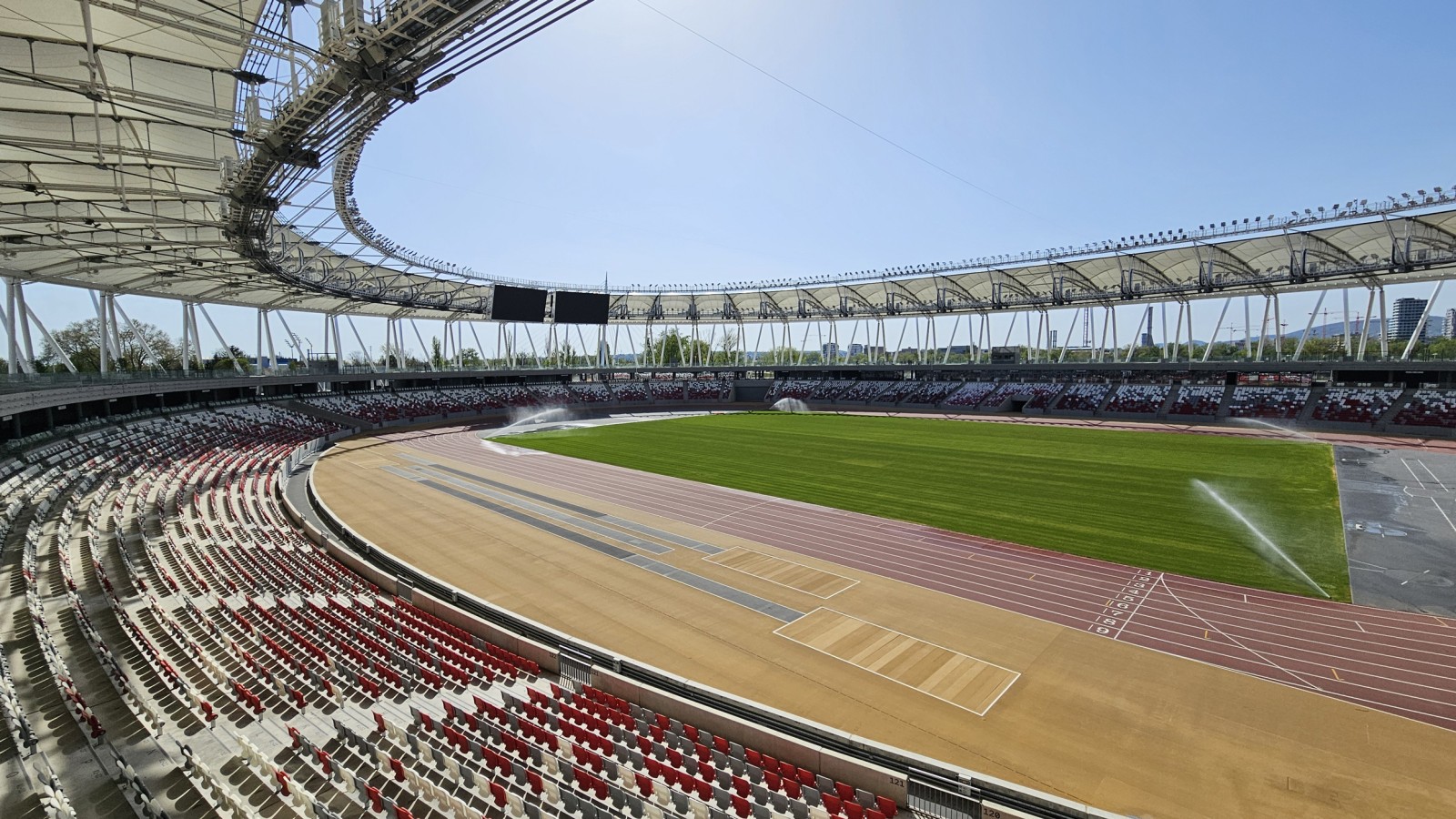 Det centrala torget är avsett för större evenemang, men halvvägs upp finns en bred gångväg för allmänheten (© Geberit)