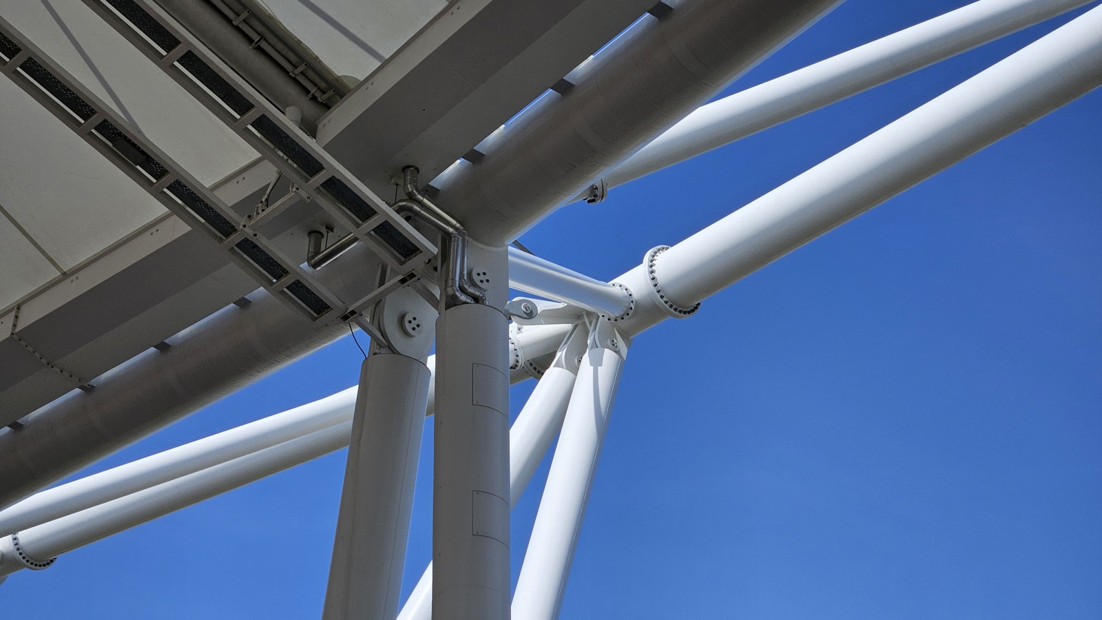 Gömd i balkarna: Geberit Pluvia takavvattningssystem är dolt (© Geberit)