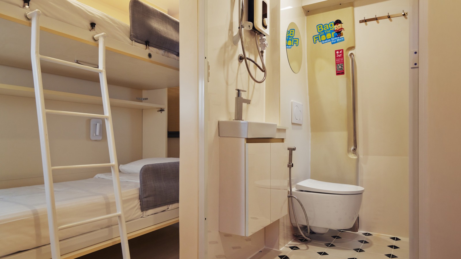 Smart: de specialtillverkade sängarna kan enkelt fällas ihop när de inte används (© Watson Lau)