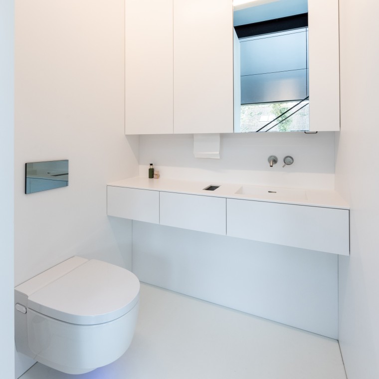 Minimalistisk inredning, maximal komfort – med duschtoaletten Geberit AquaClean Mera Comfort (© Lucas van der Wee)