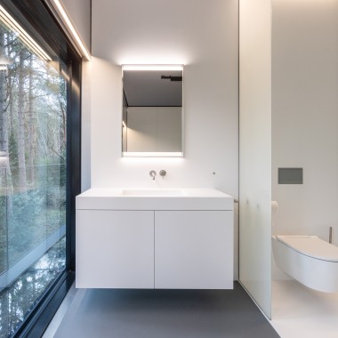Minimalistiskt men mycket funktionellt: Geberit spegelskåp med ComfortLight (© Lucas van der Wee)
