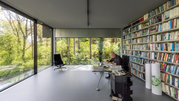 Inne och ute smälter samman: Jan Pesman på sitt kontor (© Lucas van der Wee)