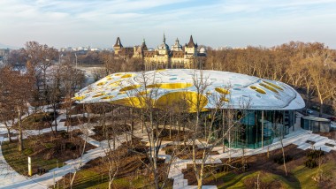 En svamp i en park? Det ikoniska taket av "House of Music Hungary" sett från ovan (© Városliget Zrt.)