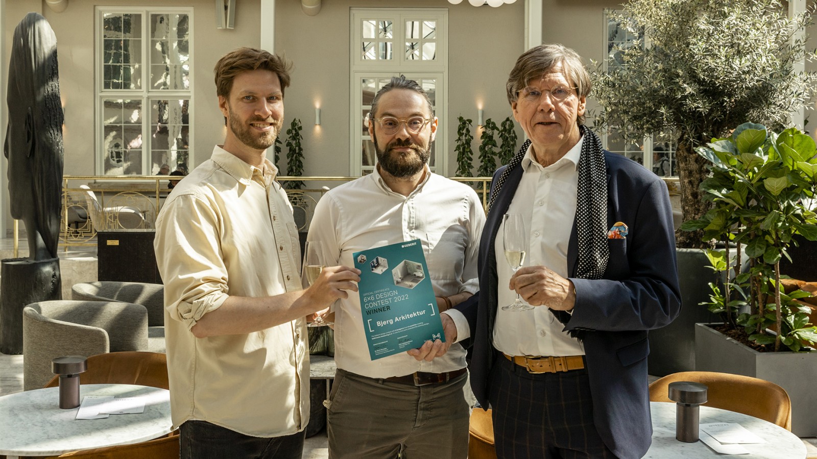CEO på Bjerg Arkitektur Kjeld Bjerg (från höger) och arkitekterna Carsten Wraae Jensen och Mads Bjerg Nørkjær övertygade med det vinnande konceptet (© Wilfred Gachau) CEO på Bjerg Arkitektur Kjeld Bjerg (från höger) och arkitekterna Carsten Wraae Jensen och Mads Bjerg Nørkjær övertygade med det vinnande konceptet (© Wilfred Gachau)