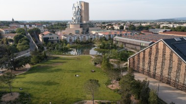 Kulturcentret LUMA i Arles: i förgrunden studioparken och den stora evenemangshallen, högst upp det 56 meter höga tornet av Frank Gehry (© Rémi Bénali, Arles)