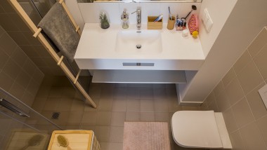 Litet, mindre, tillräckligt: ett av badrummen i LivinnX (© Jaroslaw Kakal/Geberit)