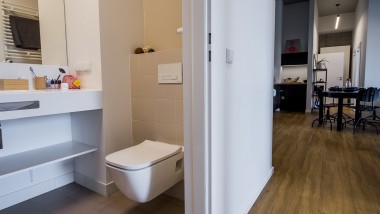 Inredning som ger större utrymme: ett minibadrum i en lägenhet i LivinnX studentbostad (© Jaroslaw Kakal/Geberit)
