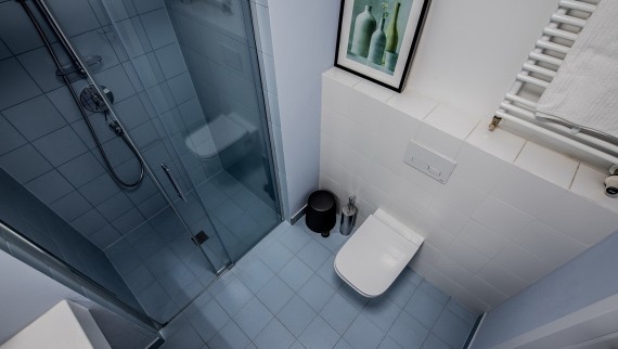 Även de minsta badrummen avslöjar den individuella smaken hos sina boende (© Jaroslaw Kakal/Geberit)