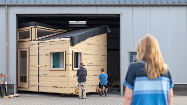 Stor flytt för det lilla huset: I maj 2022 flyttade "Sprout" från verkstaden till det gröna området Olst-Wijhe (NL) (© Chiela van Meerwijk)