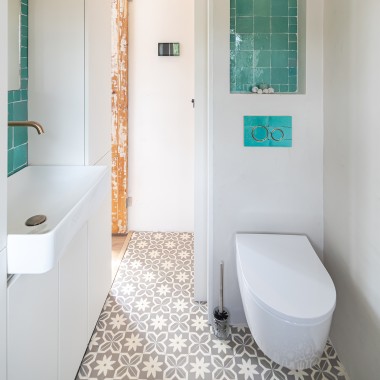 Allt för det lilla badrummet: WC, spolplatta och lay-on tvättställ är från Geberit (© Chiela van Meerwijk)