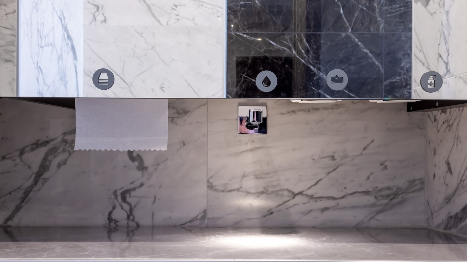 Sofistikerad konstruktiBakom tvättställskanten säkerställer Geberit CleanLine20 duschrännan att vattnet rinner bort (© Opernhaus Chemnitz / Nasser Hashemi)