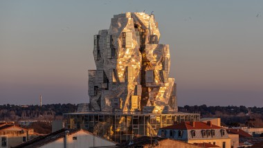 Tornfasadens specialbelagda aluminiumpaneler reflekterar ljuset från kvällssolen och skapar en nästan övernaturlig atmosfär (© Adrian Deweerdt, Arles)