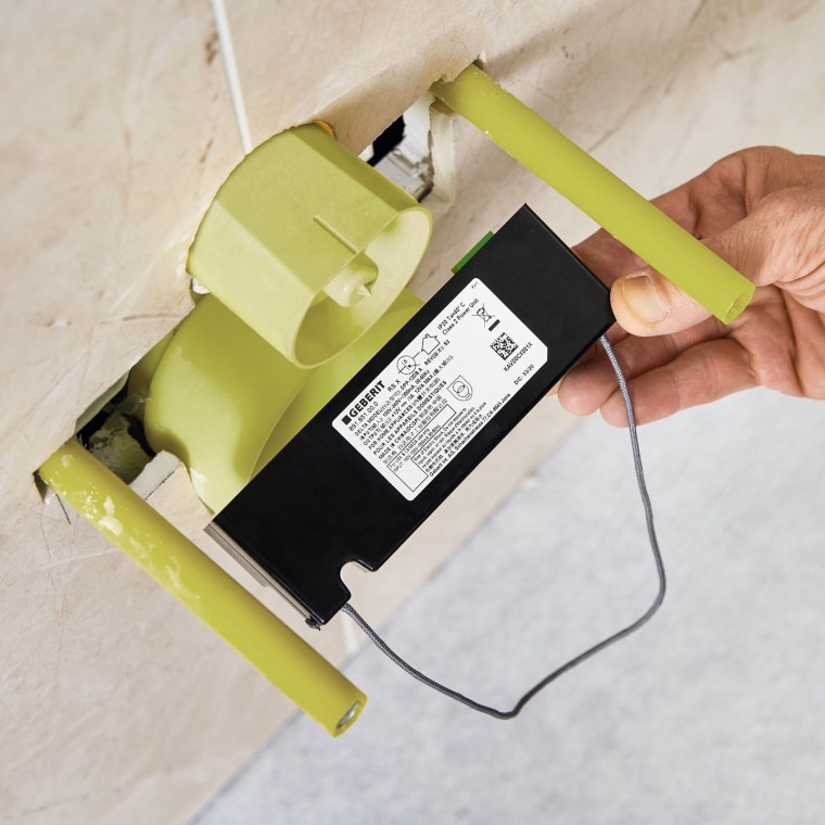 Plug-and-play: Strömförsörjningsenheten ansluts av en VVS-installatör. Ingen elektriker behövs Plug-and-play: Strömförsörjningsenheten ansluts av en VVS-installatör. Ingen elektriker behövs