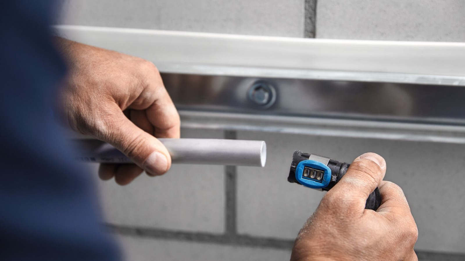 Geberit FlowFit rördel kan sättas direkt på plats efter kapning av längd Geberit FlowFit rördel kan sättas direkt på plats efter kapning av längd