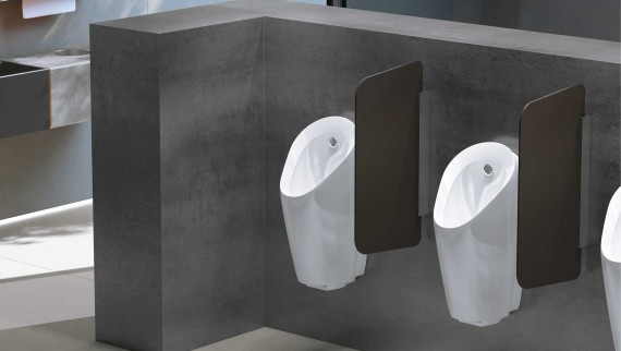 Geberit Preda urinal i ett offentligt sanitetsutrymme