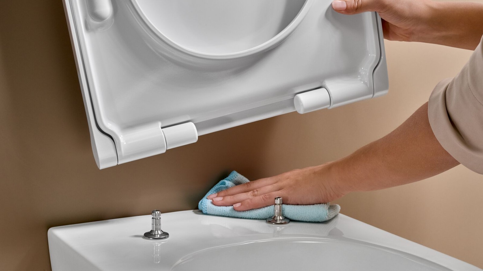 Avtagbar WC-sits för enkel toalettrengöring Avtagbar WC-sits för enkel toalettrengöring
