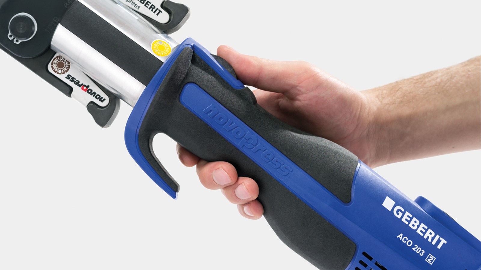 Ergonomisk manövrering av pressverktyget med halksäkert och kompakt handtag Ergonomisk manövrering av pressverktyget med halksäkert och kompakt handtag