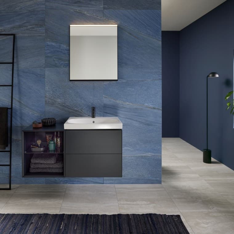 Ett badrum i svart med blå detaljer Ett badrum i svart med blå detaljer