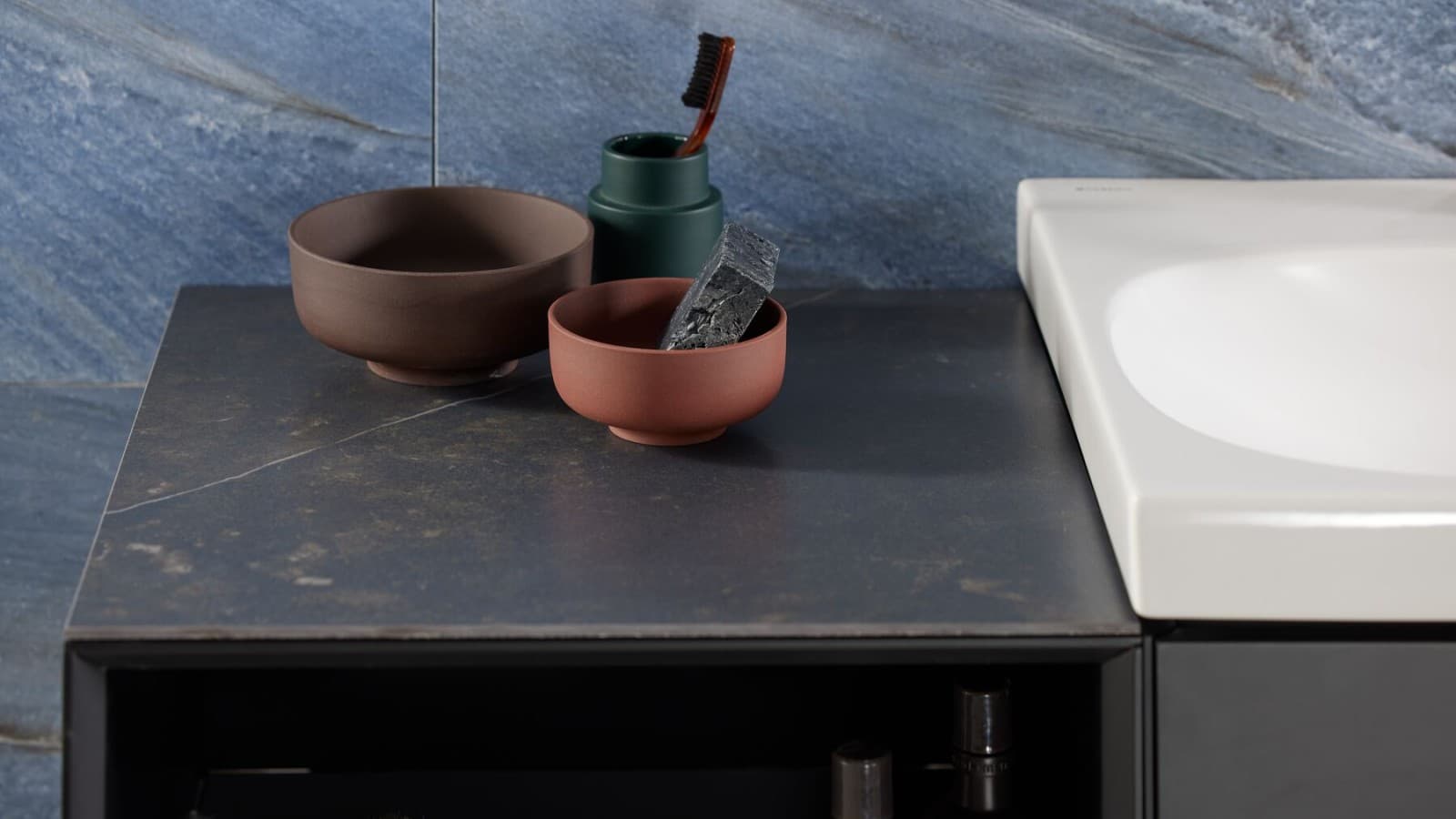 Geberit Mix & Match med svart marmor och stenvägg Geberit Mix & Match med svart marmor och stenvägg