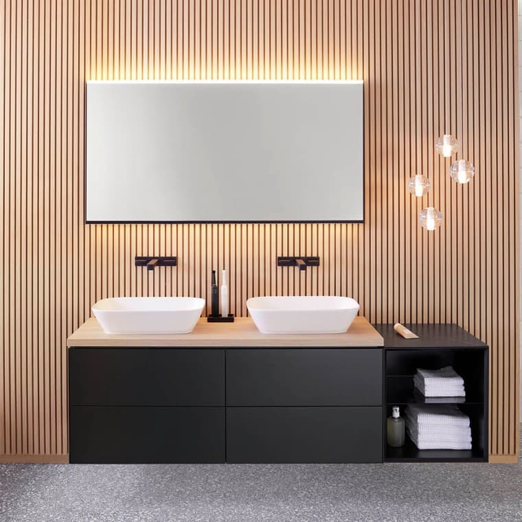 Ett badrum i svart med trädetaljer Ett badrum i svart med trädetaljer