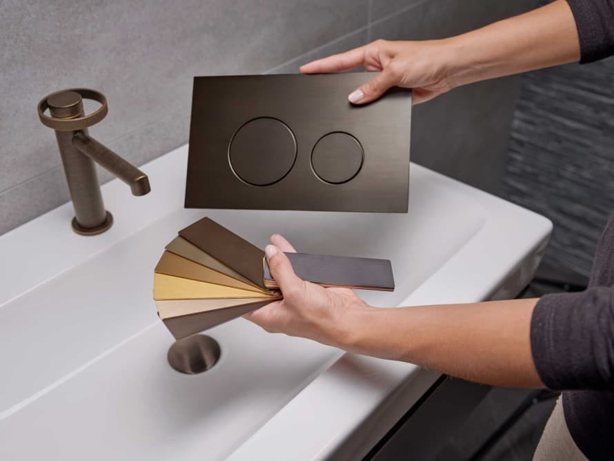 Geberit Sigma40 matchar tvättställskranen i åldrad bronsmetall finish