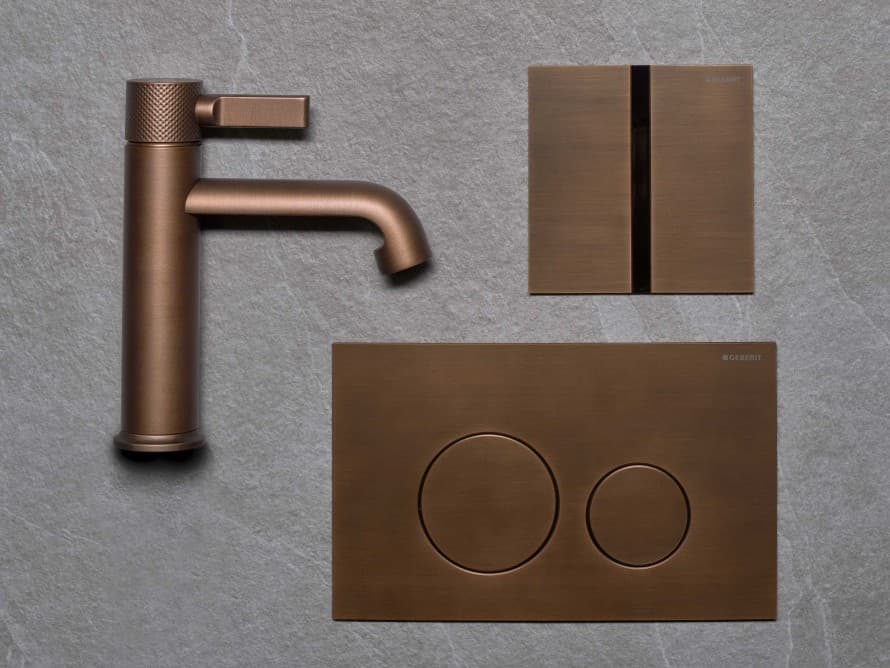 Geberit Sigma40 spol- och täckplatta typ 40 med perfekt matchande finish i borstad kopparfärgad metallton