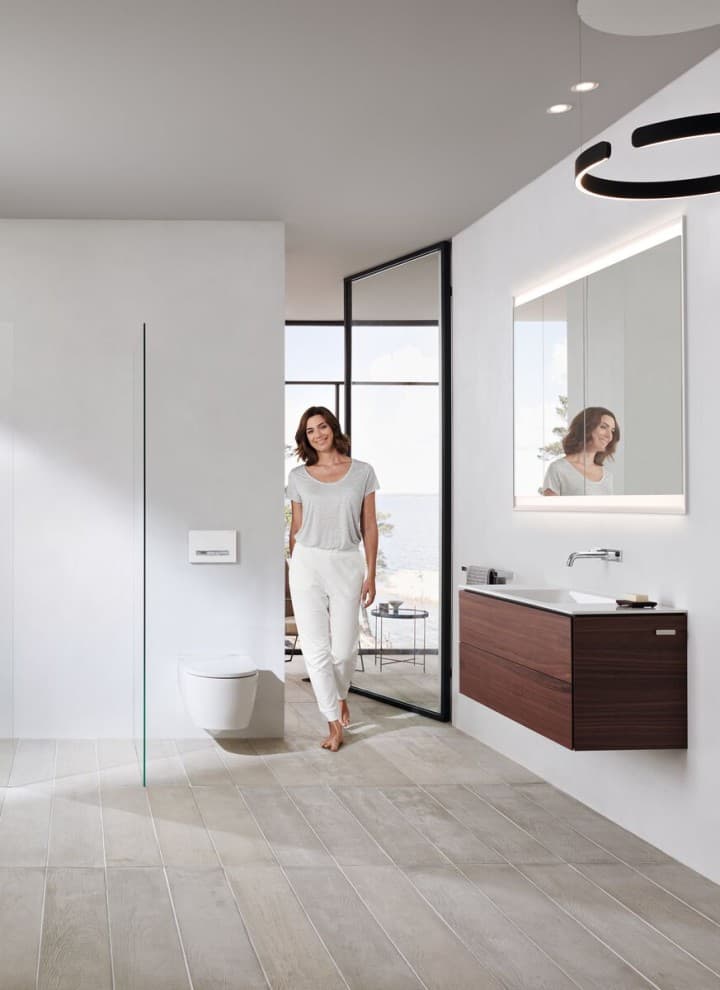 Geberit ONE badrum med upplyst spegel Geberit ONE badrum med upplyst spegel