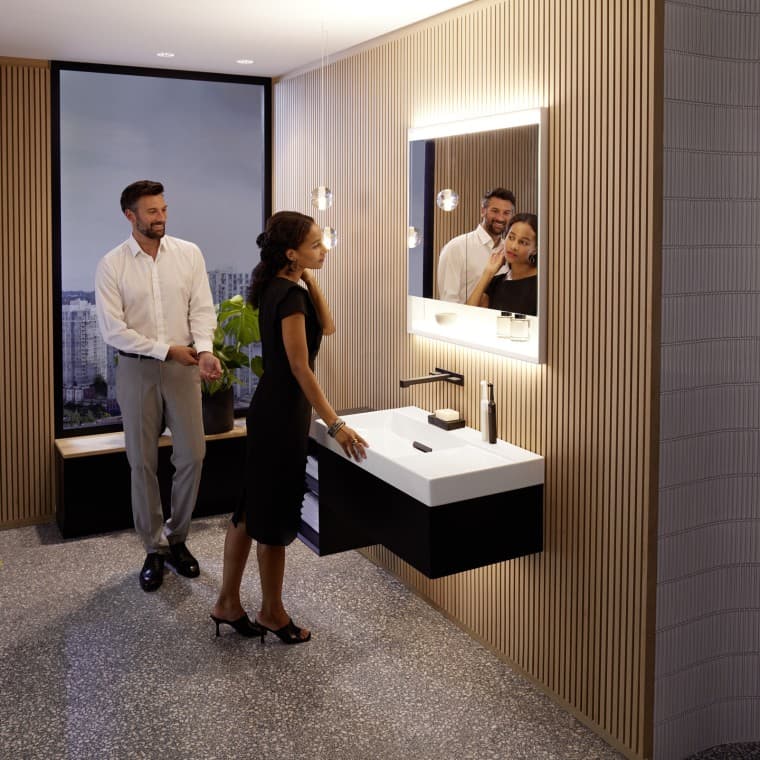 Man och kvinna i ett badrum med produkter från Geberit ONE badrumsserie Man och kvinna i ett badrum med produkter från Geberit ONE badrumsserie