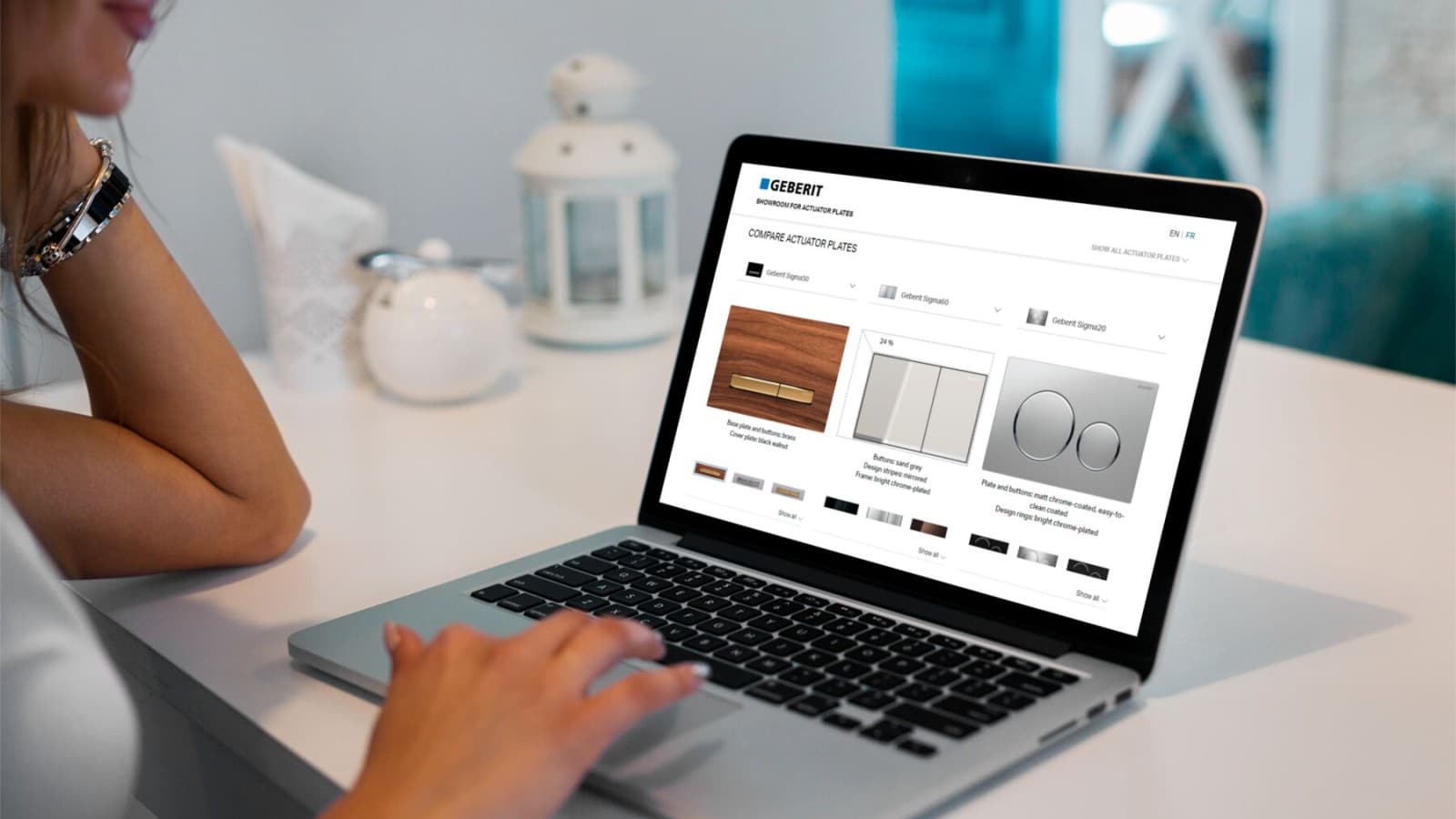 Kvinna som öppnar showroomet för spolplattor från Geberit på sin bärbara dator Kvinna som öppnar showroomet för spolplattor från Geberit på sin bärbara dator
