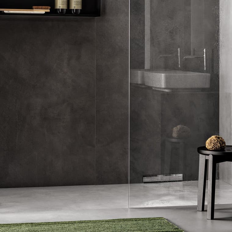 En golvjämn dusch med väggbrunn En golvjämn dusch med väggbrunn