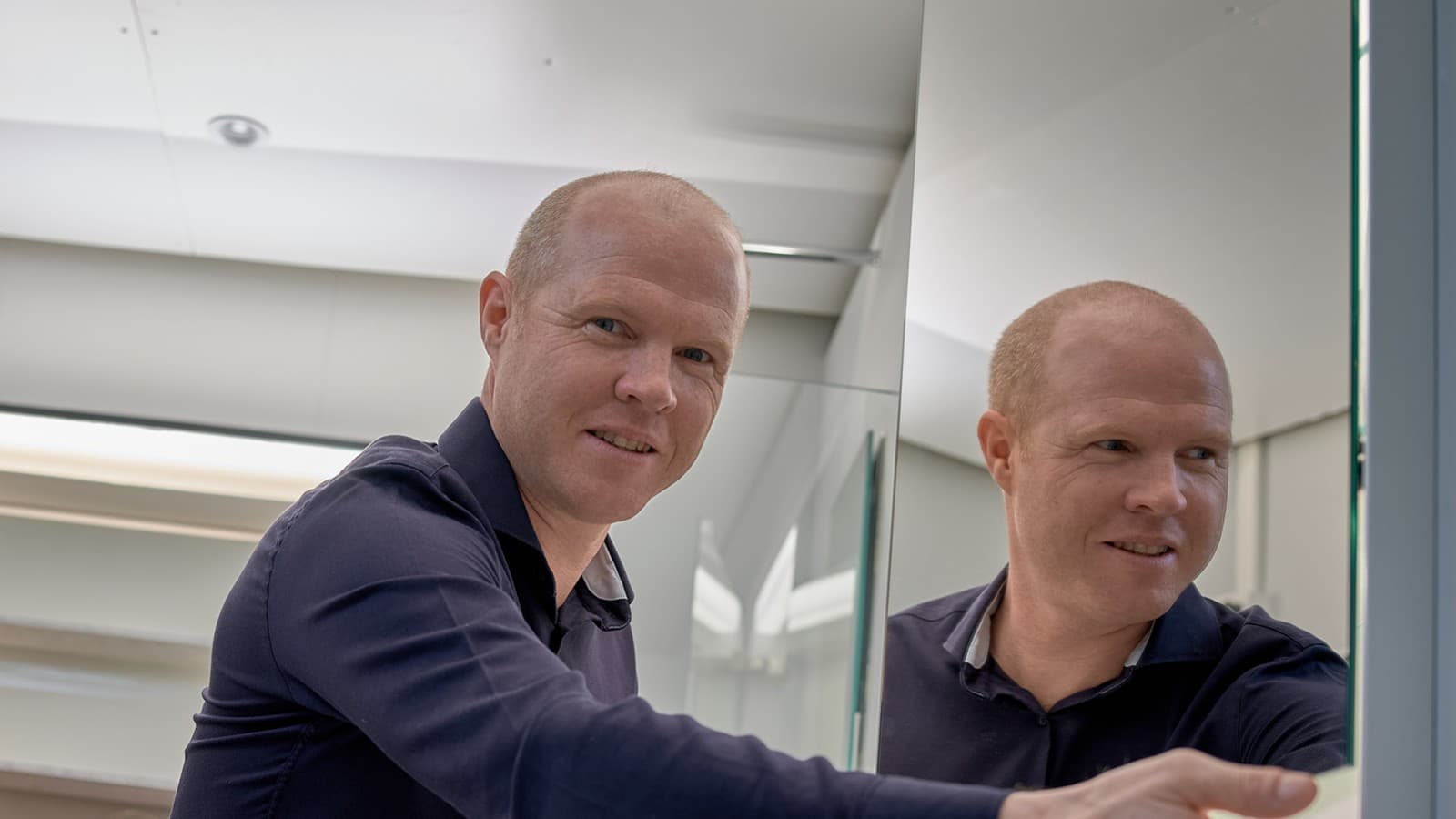 Ljusexpert Andreas Janser i ljuslaboratoriet på Geberits huvudkontor i Rapperswil-Jona, Schweitz (© Geberit) Ljusexpert Andreas Janser i ljuslaboratoriet på Geberits huvudkontor i Rapperswil-Jona, Schweitz (© Geberit)