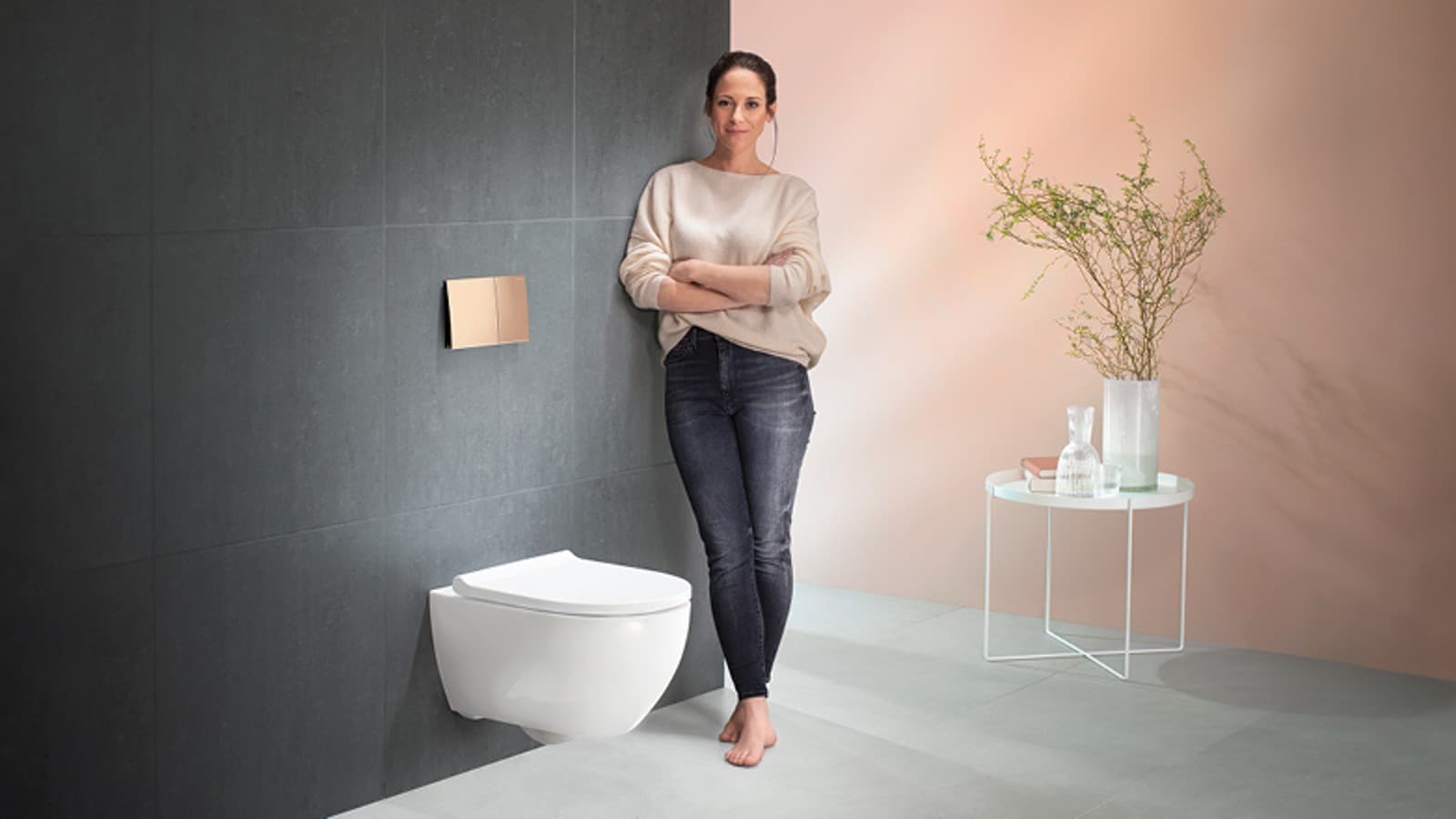 Nöjd kvinna bredvid sin Geberit Acanto toalett Nöjd kvinna bredvid sin Geberit Acanto toalett