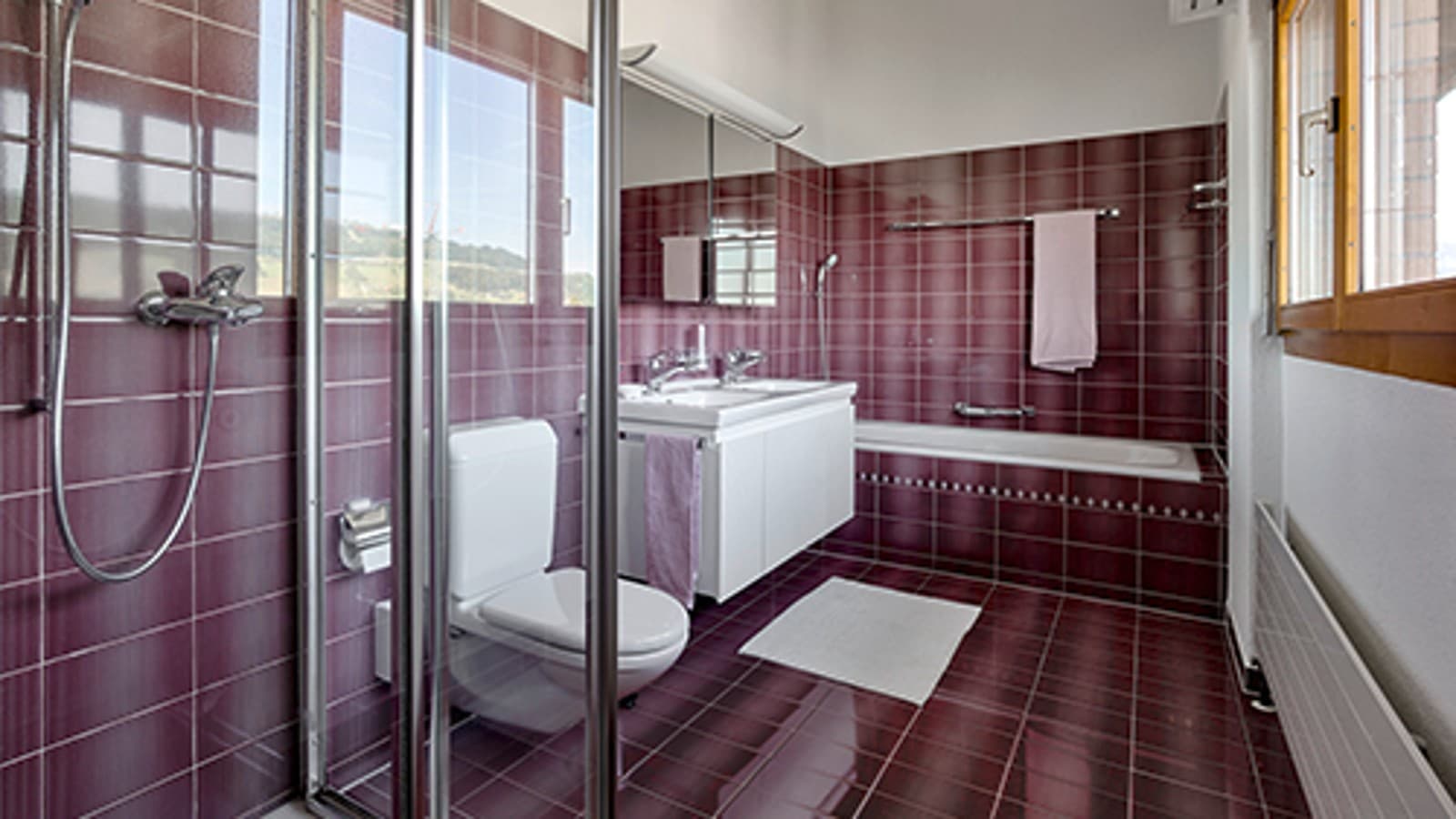 Badrum med rött kakel före renovering Badrum med rött kakel före renovering