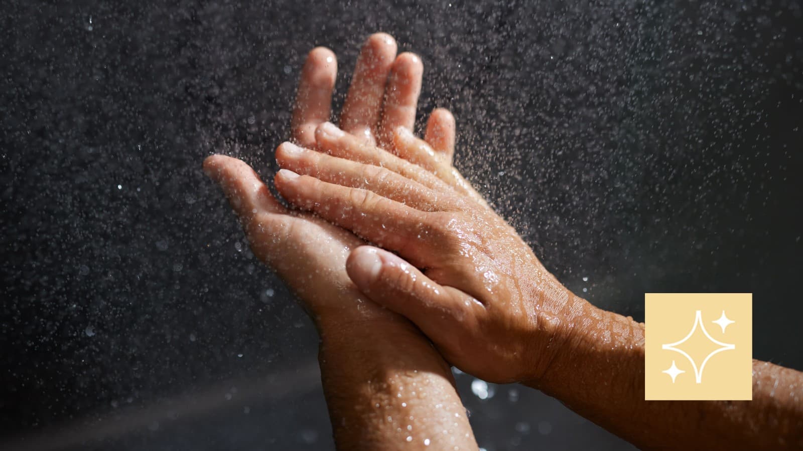 Kvinna som rengör Geberit CleanLine golvränna Kvinna som rengör Geberit CleanLine golvränna